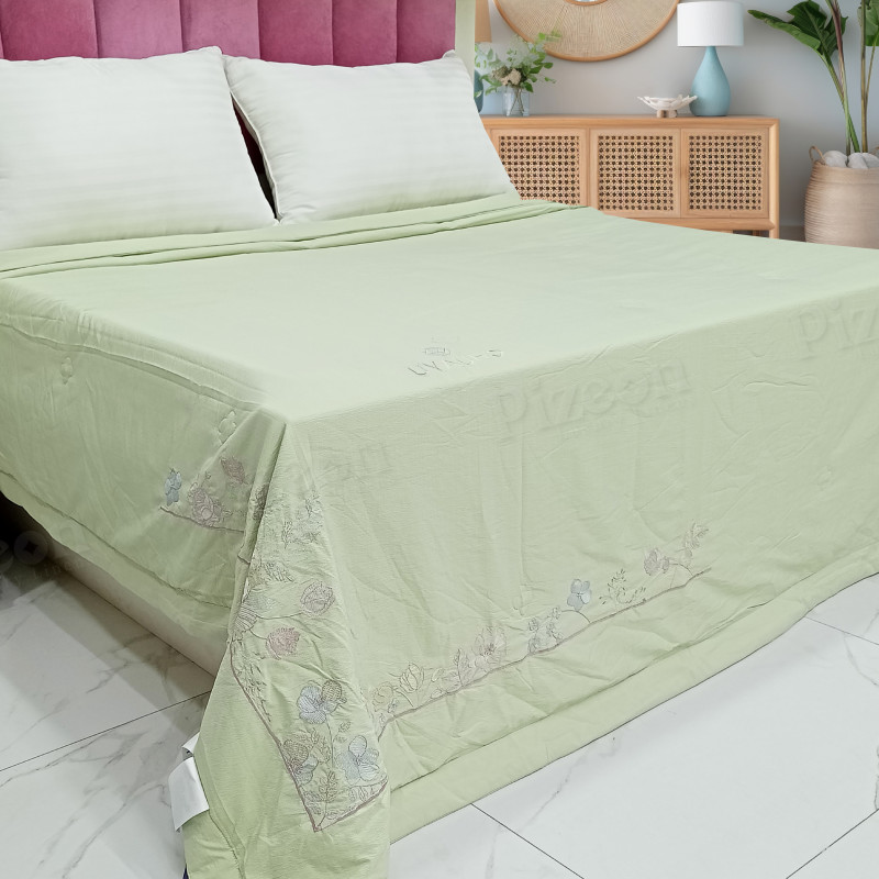 Corner Embroidery Design Summer Quilt – All-Season Soft Comfort
