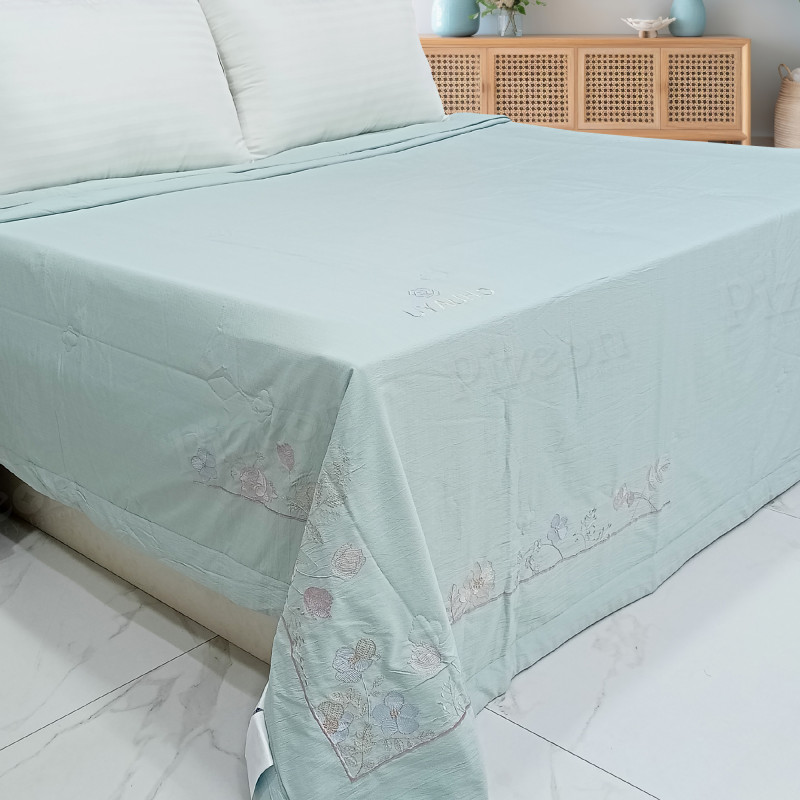 Corner Embroidery Design Summer Quilt – All-Season Soft Comfort