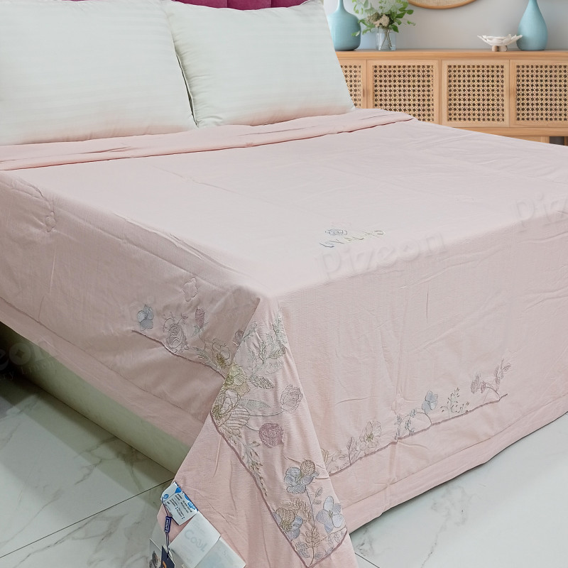 Corner Embroidery Design Summer Quilt – All-Season Soft Comfort